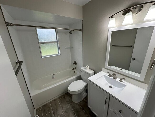 Building Photo - 3 bed 2 bath home available