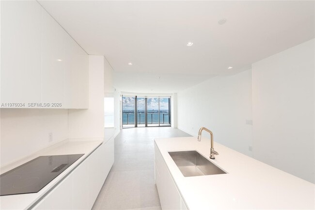 Building Photo - 700 NE 24th St