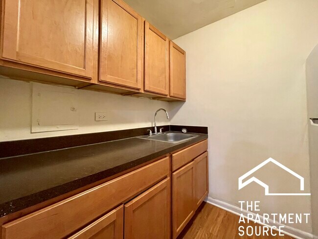 Building Photo - 6002 N Kenmore Ave