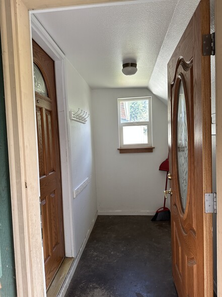 Arctic Entry - 3222 Muriel Pl