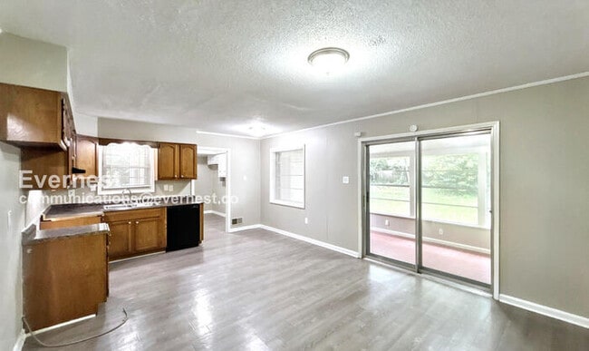 Building Photo - 7031 Saddlebrook Dr