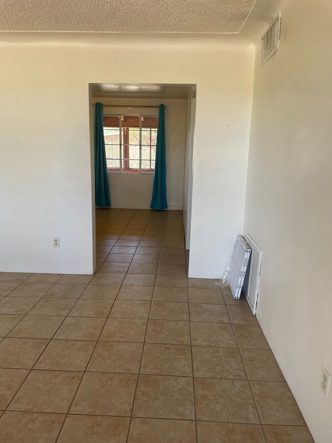 Building Photo - Lovely 3 Bedroom House with Stunning Mount...