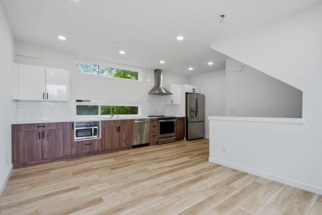 Building Photo - 3B3B cozy townhome