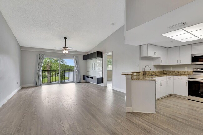 Building Photo - 600 Crestwood Ct N
