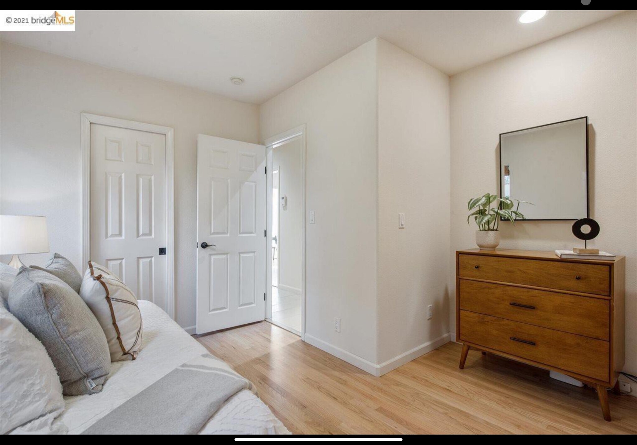 Downstairs bedroom - 4 - 6344 Snake Rd