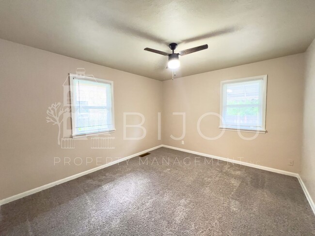 Building Photo - Move In Incentive, $300 off!!