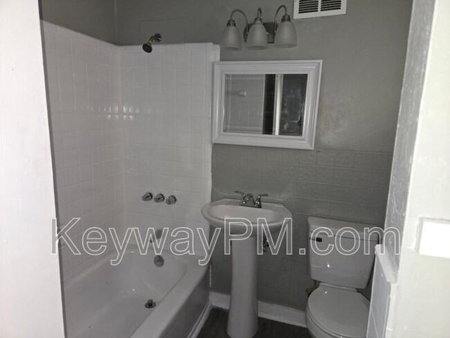 Building Photo - 2226 Raleigh Dr