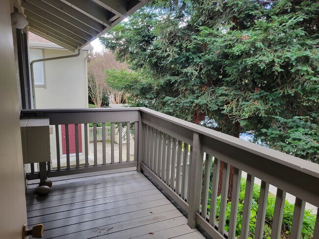 Building Photo - Spacious and Updated 1 Bedroom Convenientl...