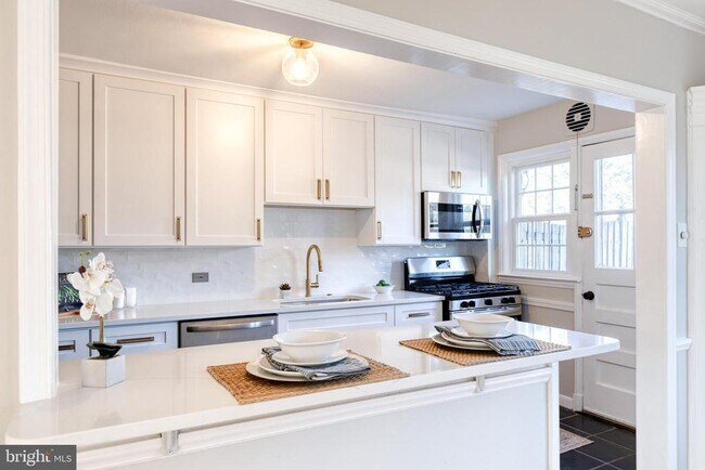 Building Photo - 130 Dumbarton Rd