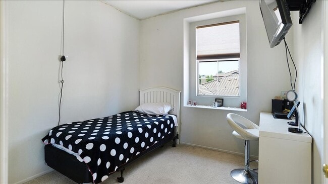 Building Photo - Beautiful Tri-Level Valencia Townhome with...