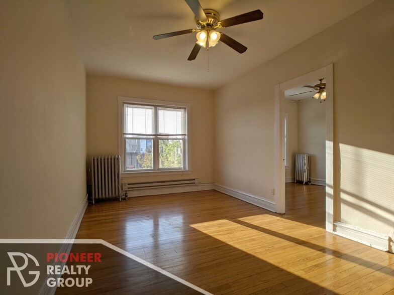 Building Photo - 953 W Cornelia Ave