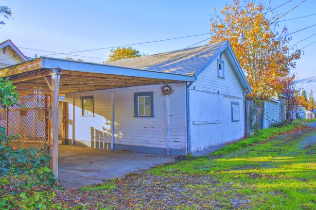 garage and carport back ally access - 5425 S Junett St