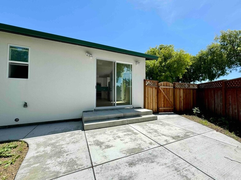 Building Photo - 7780 Inverness Dr