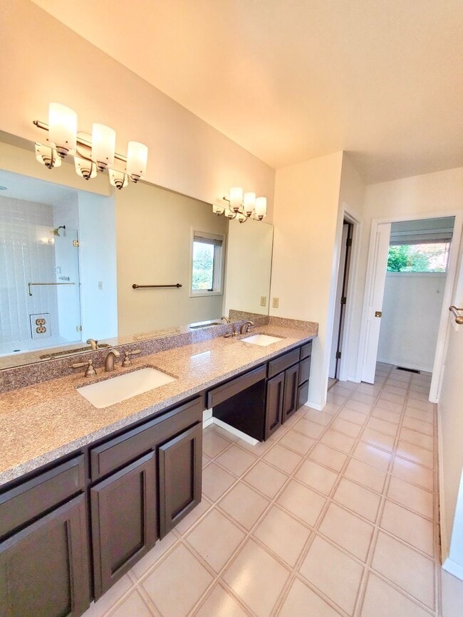 Building Photo - Gorgeous Lakeview Home for rent