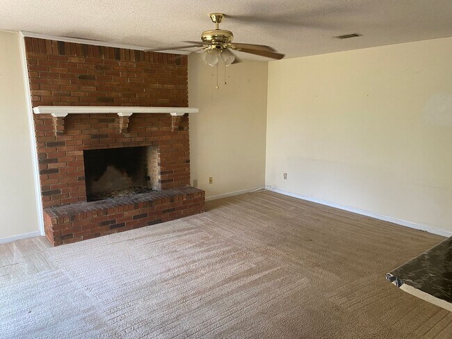 Building Photo - Large three Bedroom Home