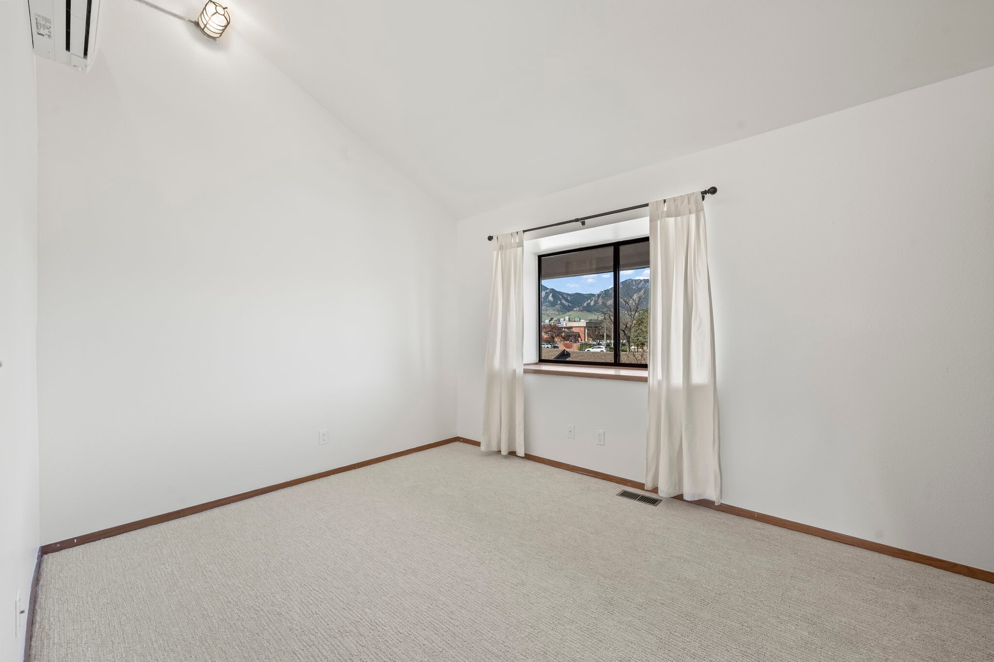 Building Photo - 501 Manhattan Dr
