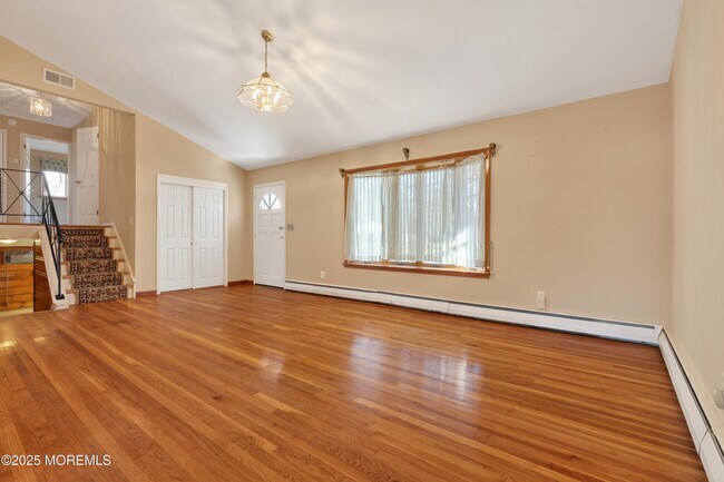 Building Photo - 150 Cloverdale Cir