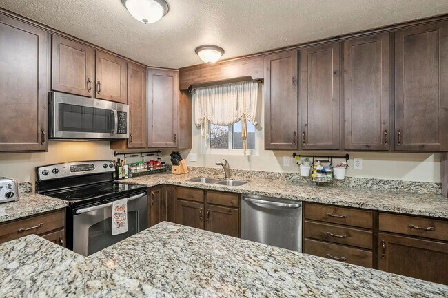 Building Photo - Beautiful 4 Bedroom Home in Sandy!