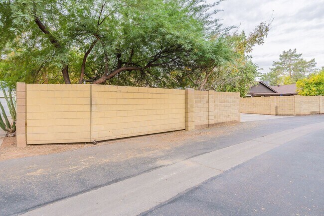 Building Photo - Charming 4-bedroom, 2-bathroom in Gilbert