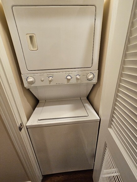 Building Photo - 6330 S Ingleside Ave