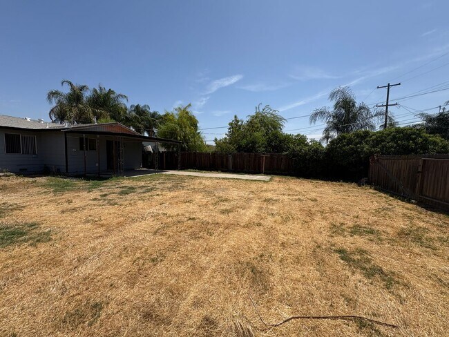 Building Photo - Updated Interior home in Dinuba near Shopp...