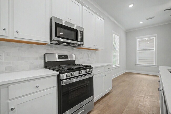 Building Photo - 4065 Four Oaks Blvd