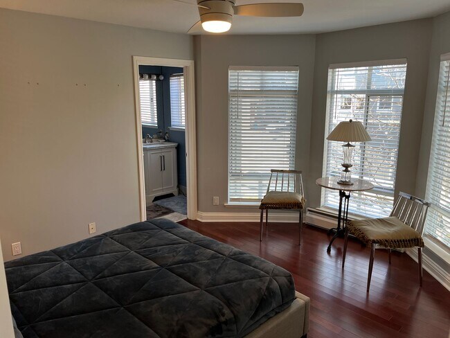 Building Photo - Beautiful furnished two bedroom two bath c...