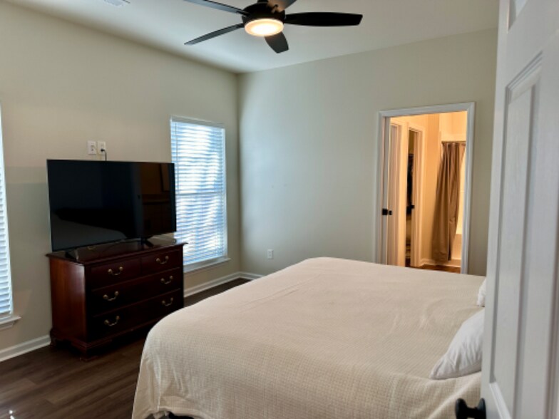 Building Photo - 1100 Kinsey Dr SE