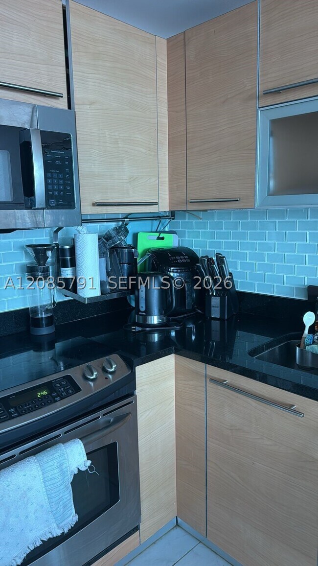 Building Photo - 950 Brickell Bay Dr