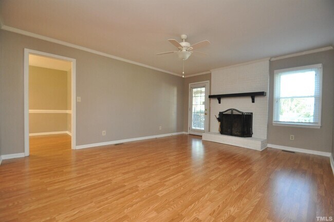 Building Photo - 9001 Crestwood Dr