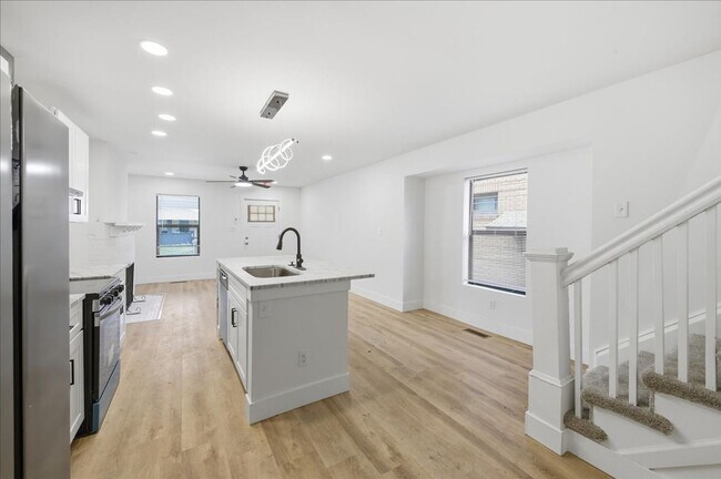 Building Photo - 1036 N Parker Ave