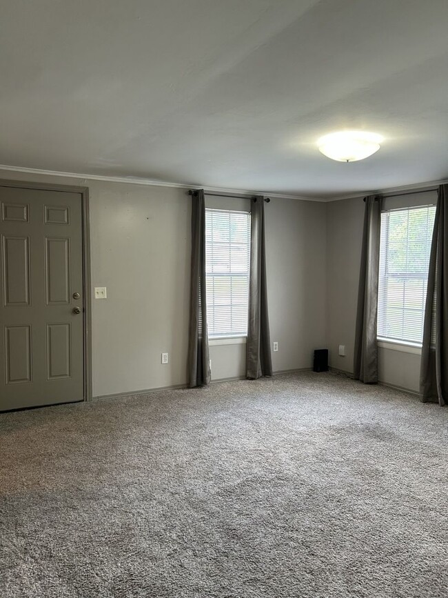 Building Photo - Absolutely Adorable 3br/1ba House - PERFEC...