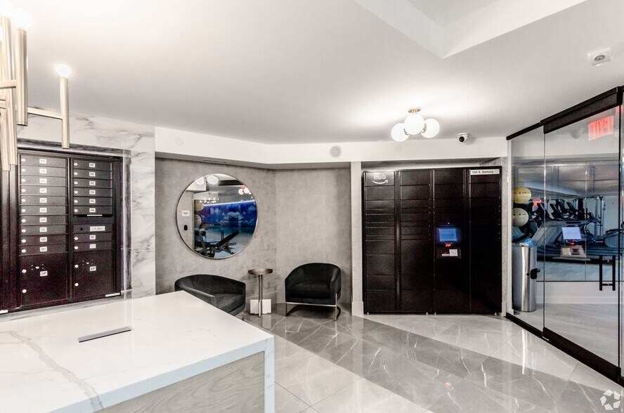 Building Photo - 105 S Doheny Dr