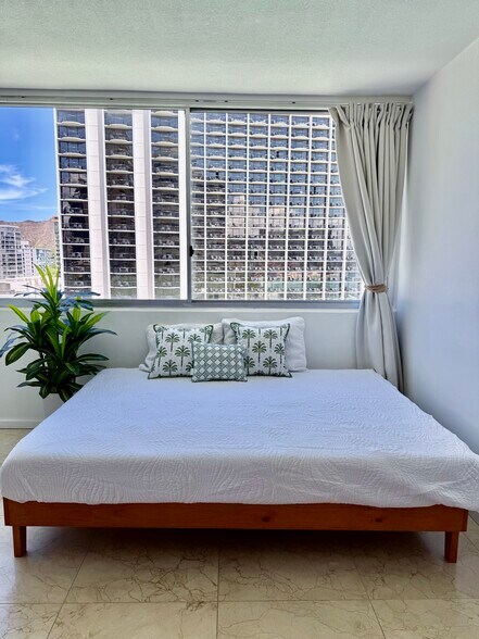 Primary Photo - 2500 Kalakaua Ave