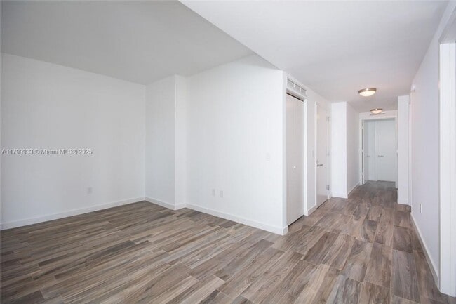 Building Photo - 460 NE 28th St