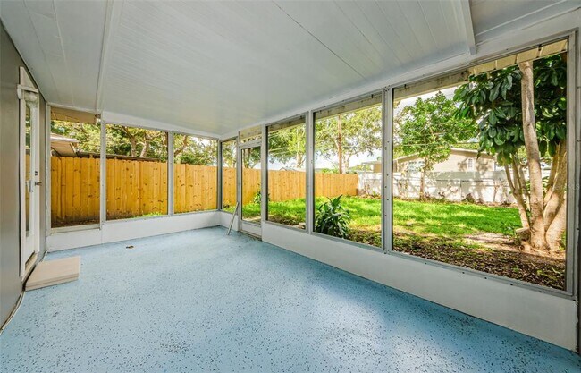 Building Photo - 1310 Robin Hood Ln