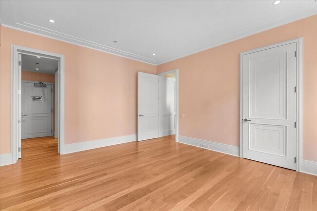 Building Photo - 159 E Walton Pl