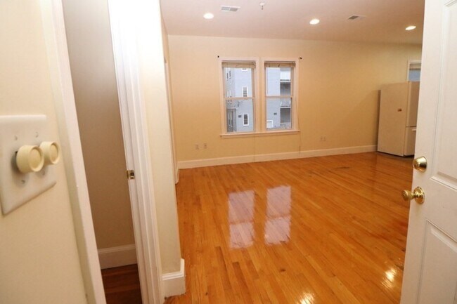 Building Photo - 14 Estella St