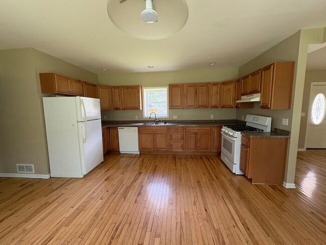Building Photo - 3bdrm/1 bath - Lake Como