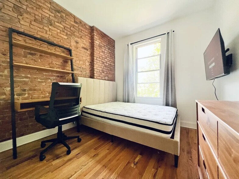 Building Photo - Furnished room/NOT APARTMENT