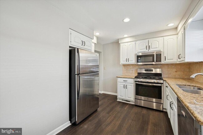 Building Photo - 421 Lawrence Rd