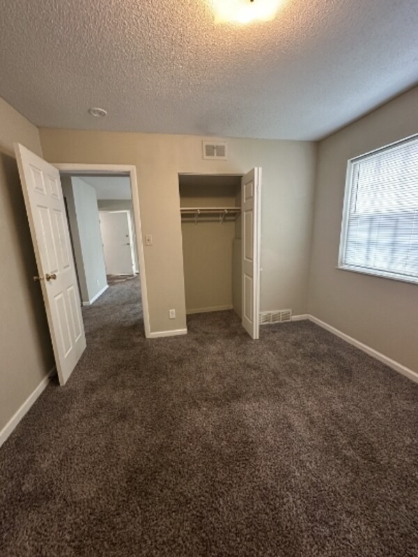 Building Photo - 1450 Meadowview Dr