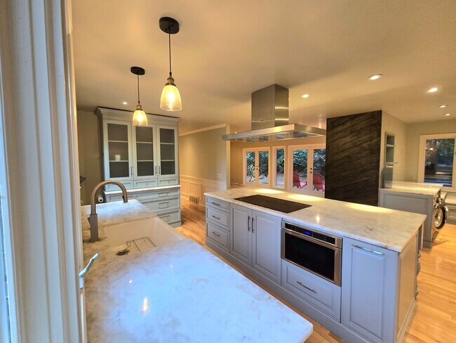 Building Photo - 5 Bedroom 4 Bathroom Home in Woodinville