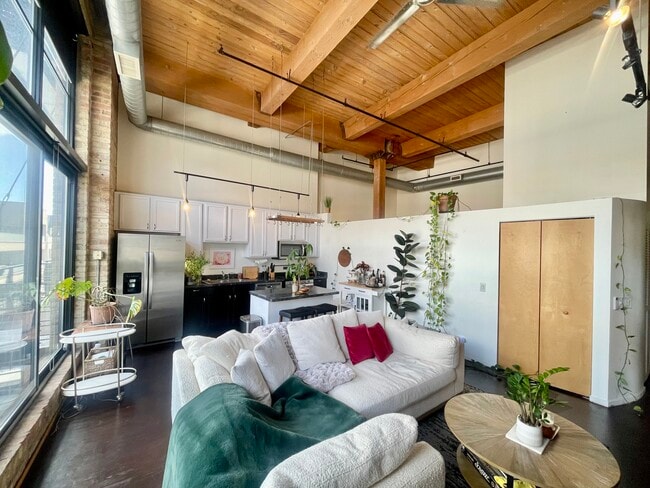 Building Photo - 1935 N Fairfield Ave