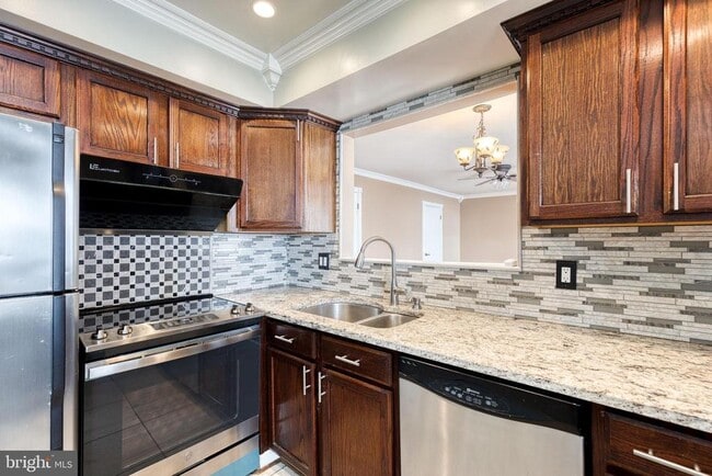 Building Photo - 8008 Valley Manor Rd