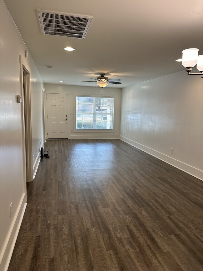 Building Photo - 95 Valley Dr