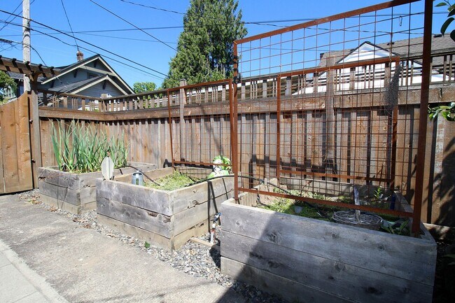 Building Photo - 6435 NE Cleveland Ave