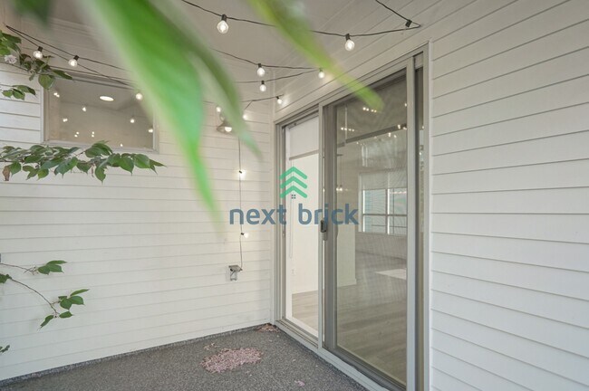 Building Photo - 3 BED & 3 BATH TOWNHOUSE FOR RENT