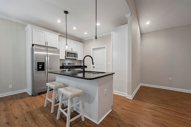 Building Photo - 821 Poplar Log Dr