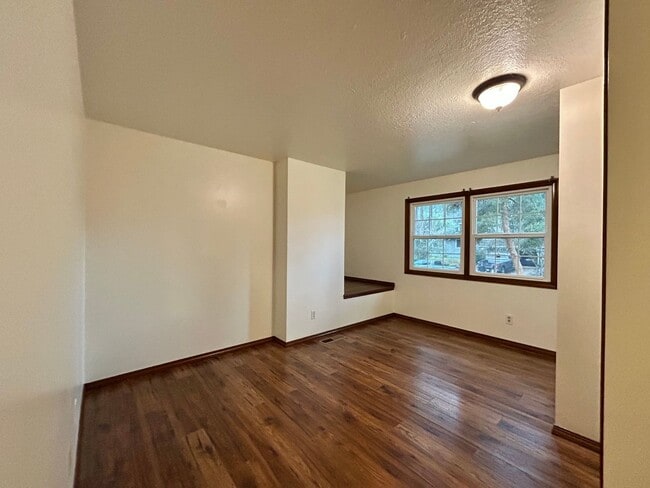 Building Photo - Timeless 5 Bed, 2.5 Bath Home - SW Beaverton